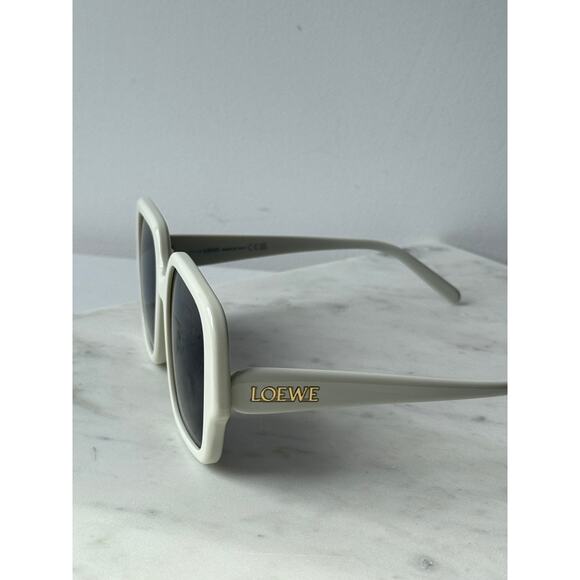 Loewe LW40134U 25A Oversized Square
Sunglasses in Ivory White NEW Loewe LW40134U Oversized Square Sunglasses in White main image 3